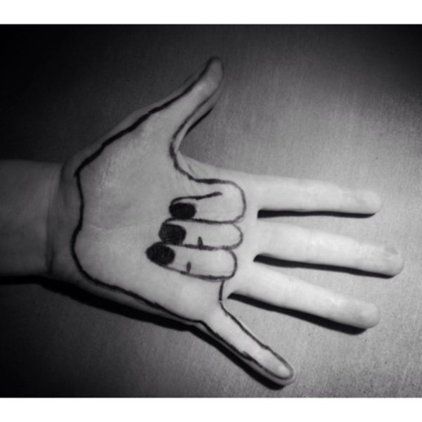 Руки черной ручкой