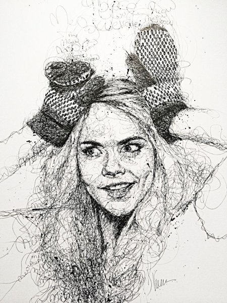 Девушка карандашом