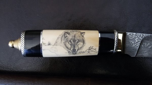 Нож с головой волка на рукоятке
