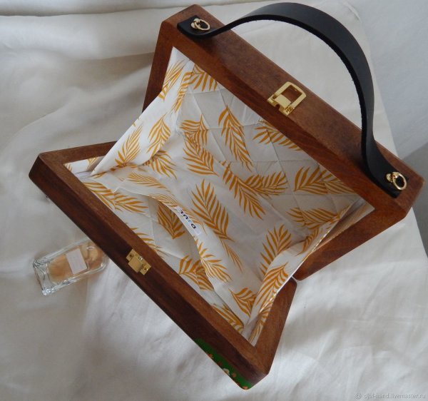 Сумочка с деревянными ручками