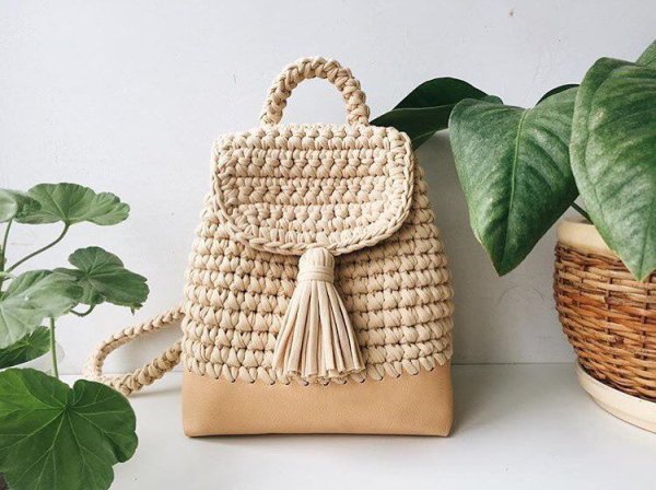 Бежевая вязаная сумка