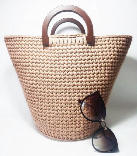 Вязаная сумка-шоппер с деревянными ручками
