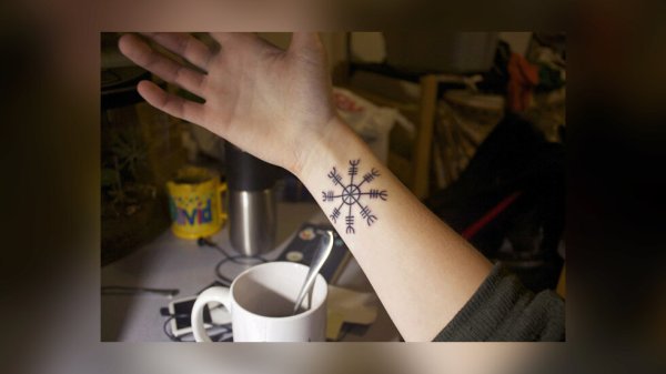 Магические тату на запястье