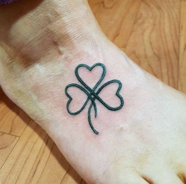 Клевер трехлистный тату