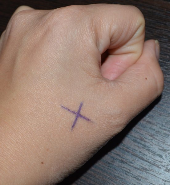 Крестик в руке