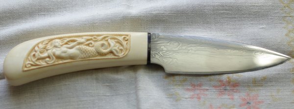 Нож с рукояткой из кости