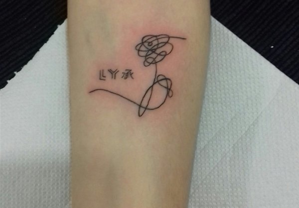 Тату BTS на руке