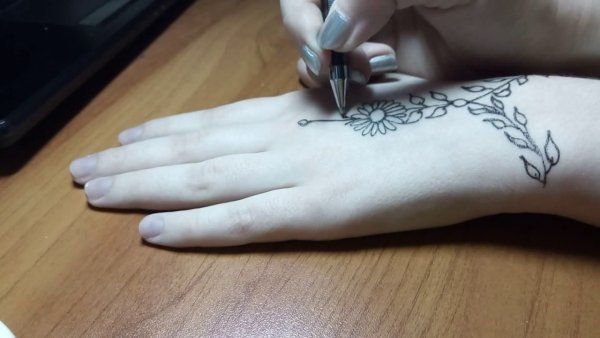 Тату черной гелевой ручкой