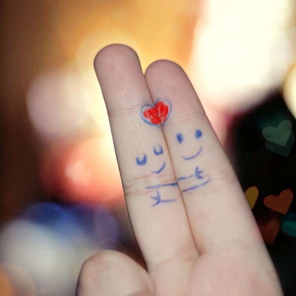 Нарисовать руку с сердечком