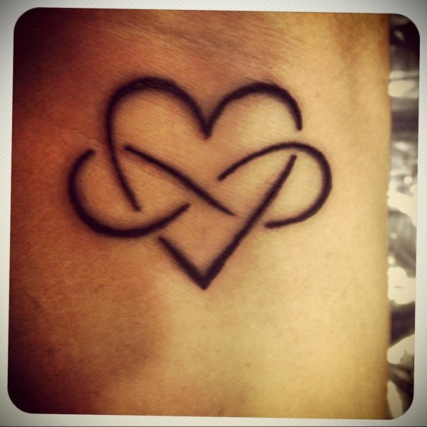 Тату бесконечность с сердечком