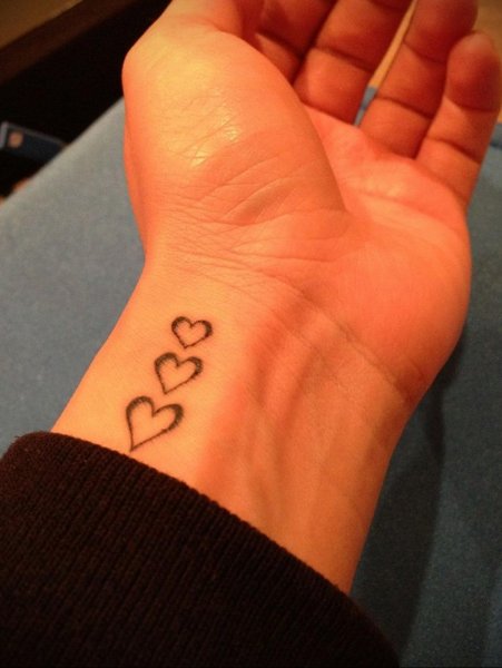 Маленькое легкое тату на запястье