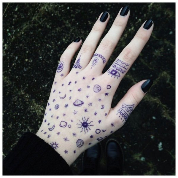 Рисунки на руке ручкой