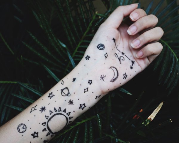 Рисунки на руке ручкой