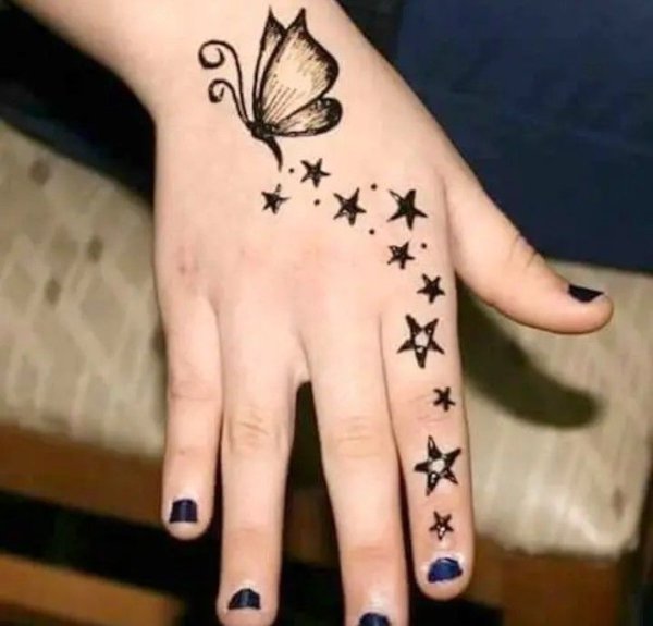 Бабочка хной на руке