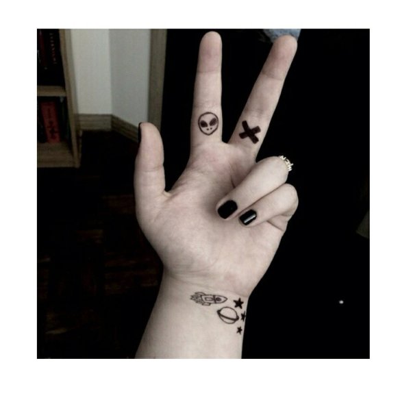 Татушки черной ручкой на руке