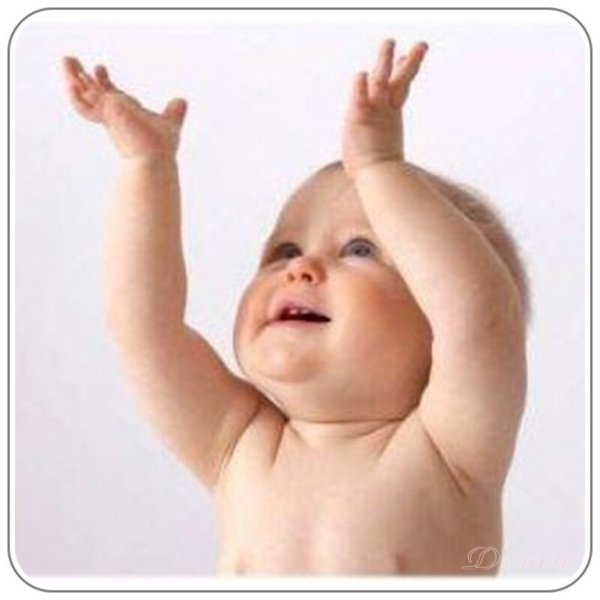 Младенец с поднятой рукой