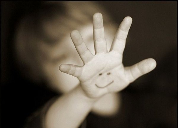 Рука взрослого и ребенка рисунок