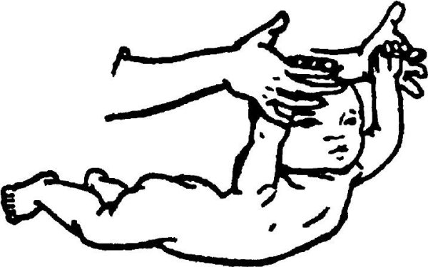 Мама укладывает ребенка