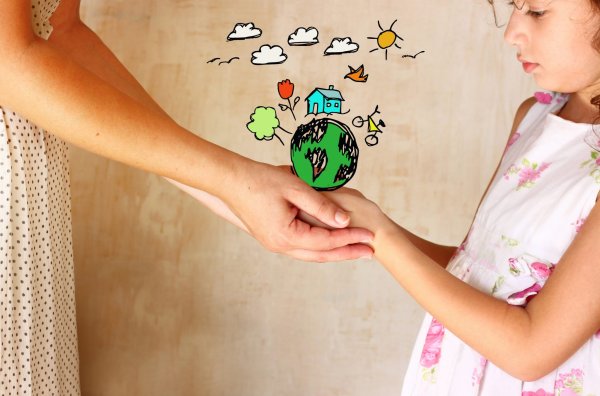 Иллюстрация ребенок плачет мама