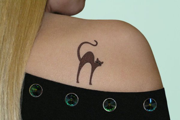 Тату кошечка изогнутая