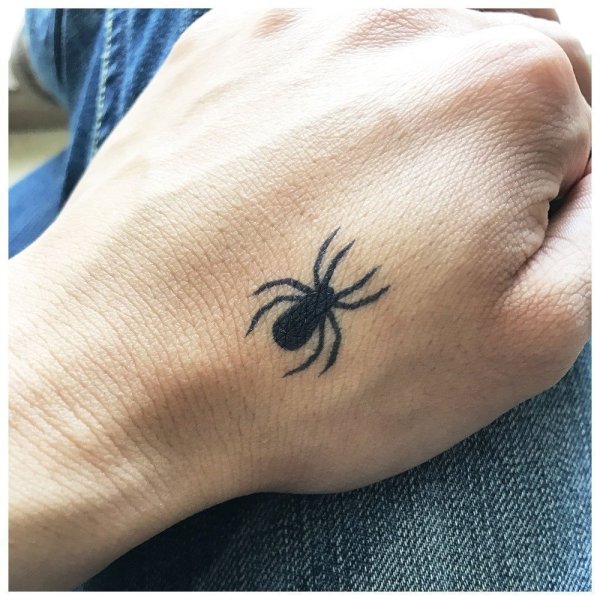 Тату на руке легкие