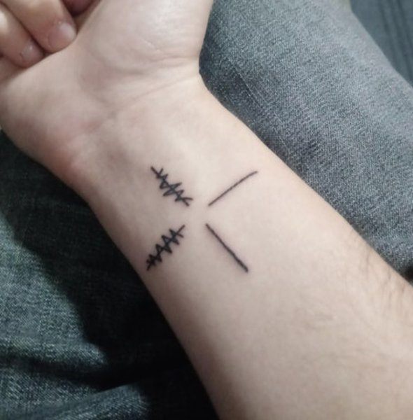 Тату на руке ручкой легкие