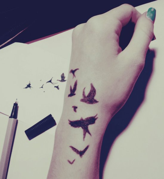 Птичка на руке ручкой