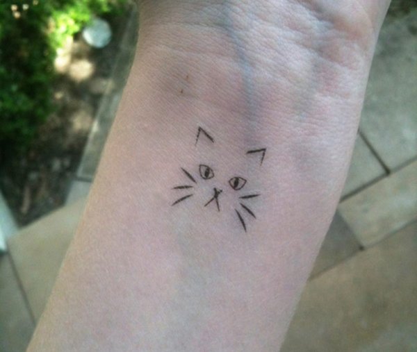 Лёгкие Татуировки на руке гелевой ручкой