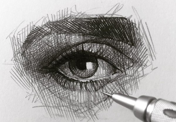 Штриховка глаза карандашом
