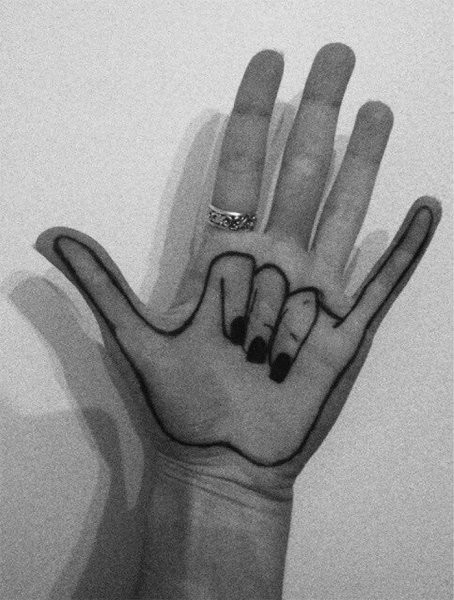 Рисунки на руке черной ручкой