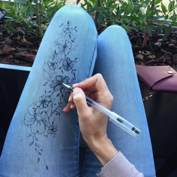 Рисование ручкой на джинсах