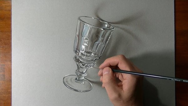 Стеклянный стакан карандашом