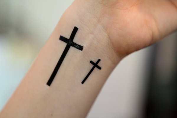 Тату крест на запястье