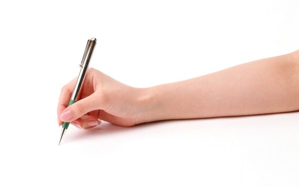 Рука пишет ручкой