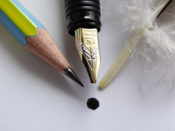 Перьевая ручка карандаш