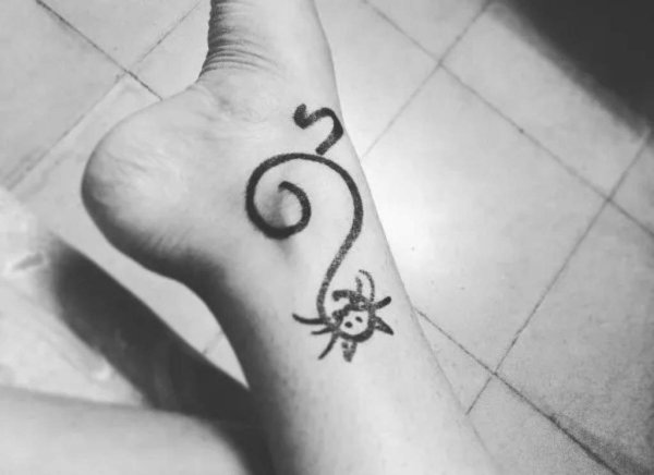 Тату на ноге легкие ручкой