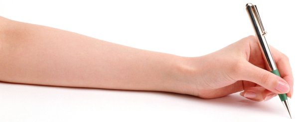 Рука держит ручку