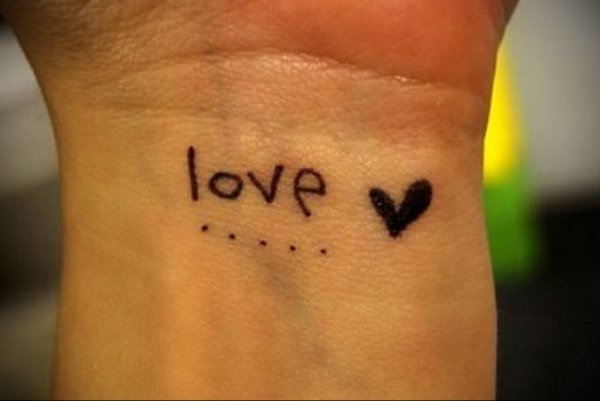 Маленькие надписи на руке ручкой