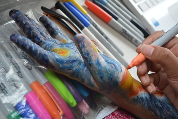 Лёгкие тату хной на руке