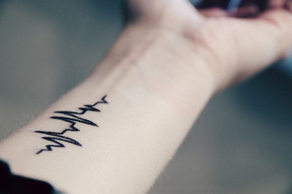 Татуировка пульс на запястье