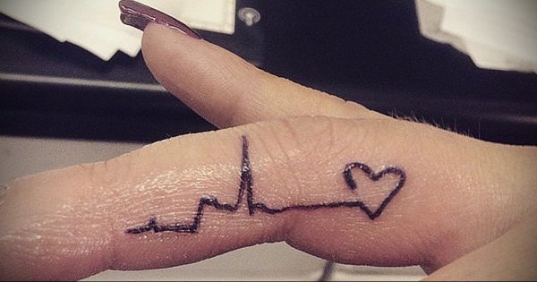 Тату пульс на пальце