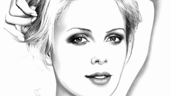 Девушка с улыбкой карандашом