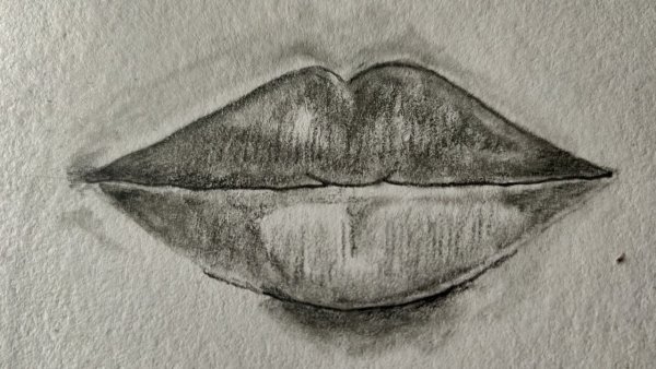 Штриховка губ карандашом
