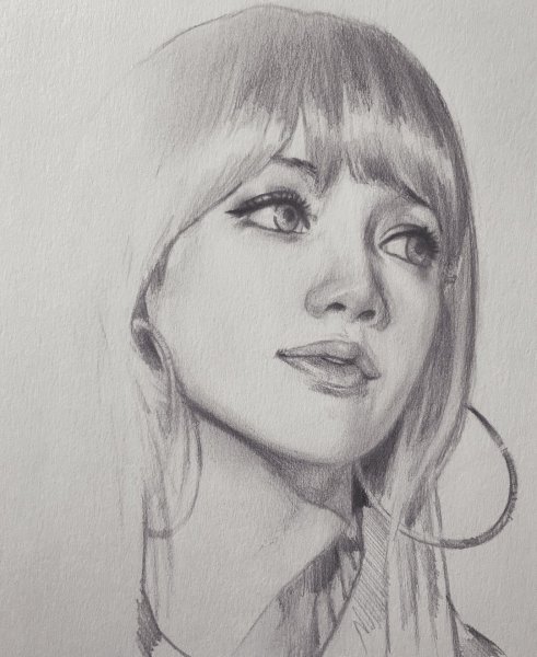 Портрет карандашом девушки с улыбкой