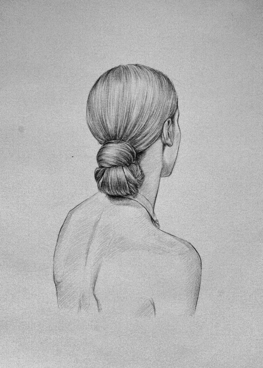 Женщина спиной рисунок. Девушка карандашом. Рисунок девушки карандашом. Девушка с пучком рисунок.