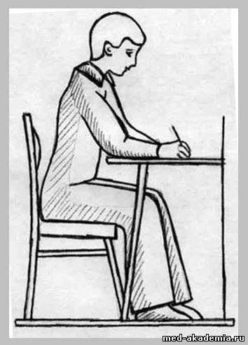 Человек за столом для рисования