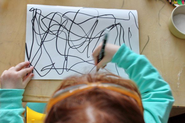 Ребенок рисует каракули