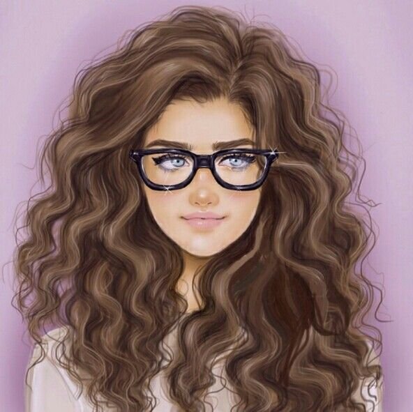 Девушка с кудрявыми волосами в очках