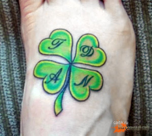 Тату Клевер четырехлистный с буквами