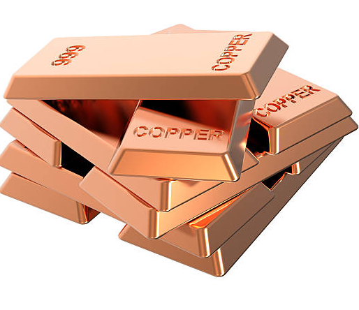 Медный слиток на белом фоне